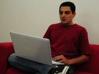 Jeferson Alves enfim pode trabalhar com o notebook comprado pela internet (Foto: Rodrigo Pazinato)