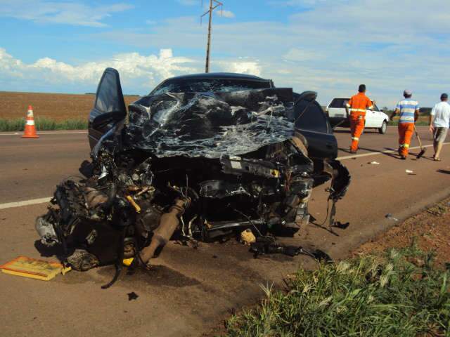  M&atilde;e e filho morrem em acidente entre dois ve&iacute;culos na BR-163
