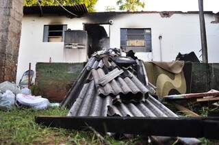 Dono da casa suspeita que a cunhada tenha provocado o incêndio (Foto: João Garrigó)