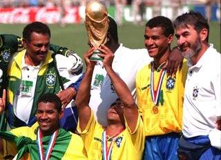 O atacante Romário levanta a taça de campeão do mundo de 1994, logo após o empate sem gols diante da Itália (Foto: Divulgação)
