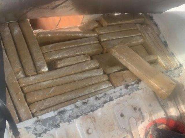 Dupla &eacute; presa com maconha escondida em fundo falso de ve&iacute;culo 