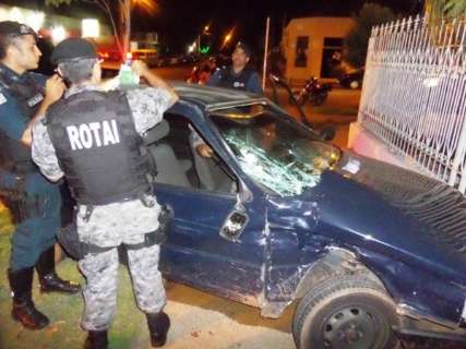 Ladrões que bateram carro em fuga são presos após trocar celular por droga
