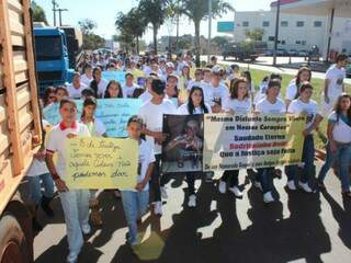 Parentes e amigos de rapaz morto por PM protestaram pelas ruas de Naviraí. (Foto: Portal do MS)