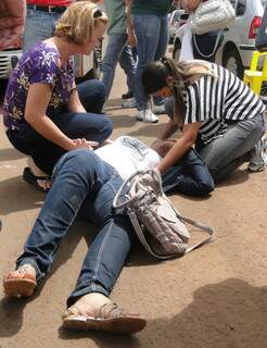 Jovem foi atropelada em frente a Universidade (Foto: Marithê Lopes)