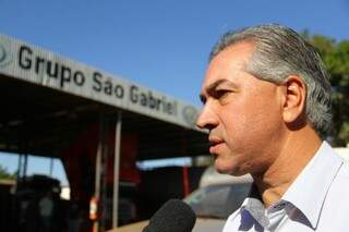 Governador Reinaldo Azambuja recebe placa de agradecimento de produtores em São Gabriel d&#039;Oeste por ter reduzido a alíquota do óleo diesel (Foto: Marcos Ermínio)