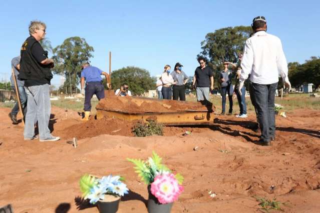 Pol&iacute;cia espera elucidar mortes na quimioterapia com exuma&ccedil;&atilde;o