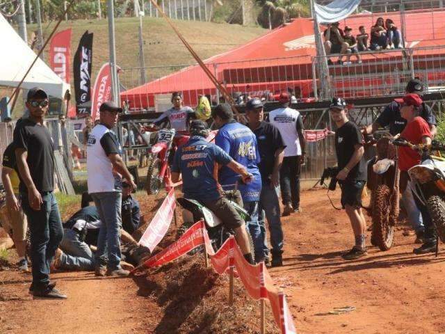 Piloto &eacute; socorrido desacordado ap&oacute;s acidente no Brasileiro de Motocross