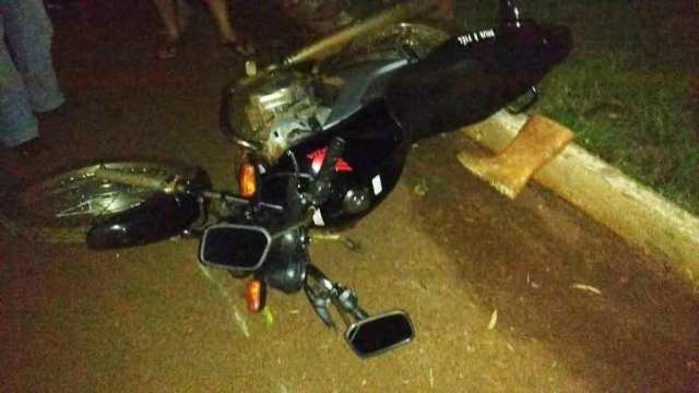 Motociclista fica gravemente ferido ao invadir preferencial e colidir em carro