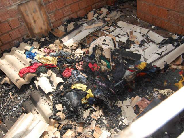  Mulher sob efeito de drogas coloca fogo em casa no Vilas Boas