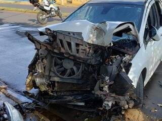 Veículo ficou destruído ao colidir contra árvore. (Foto: Rádio Caçula)