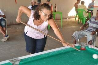 Além de gostar, ela ensina que treinar bastante é o caminho para conseguir levar títulos para casa. (Foto: Marcelo Calazans)