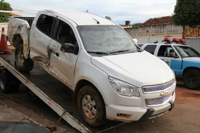 PM prende tr&ecirc;s ladr&otilde;es que roubaram dois carros e causaram acidente