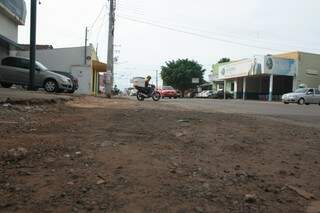 Próximo à rua São Luiz, calçadas do comércio estão todas quebradas (Foto: Marcos Ermínio)