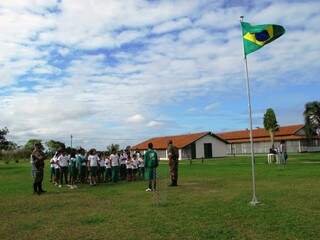 Policiais ambientais na escola Jatobazinho em Corumbá. (Foto: Divulgação)