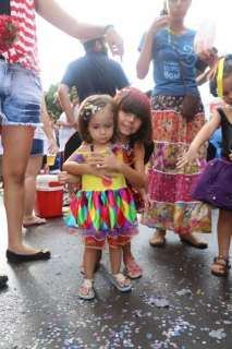 Em meio aos confetes e espumas, crianças são o charme do Carnaval de rua