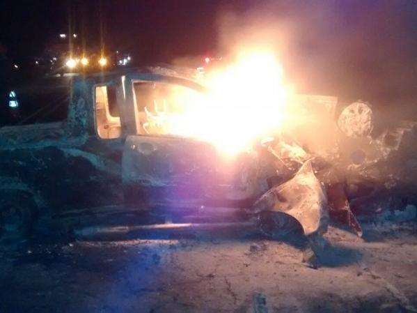 Carro pega fogo ap&oacute;s acidente na BR-163 e interdita tr&acirc;nsito no local