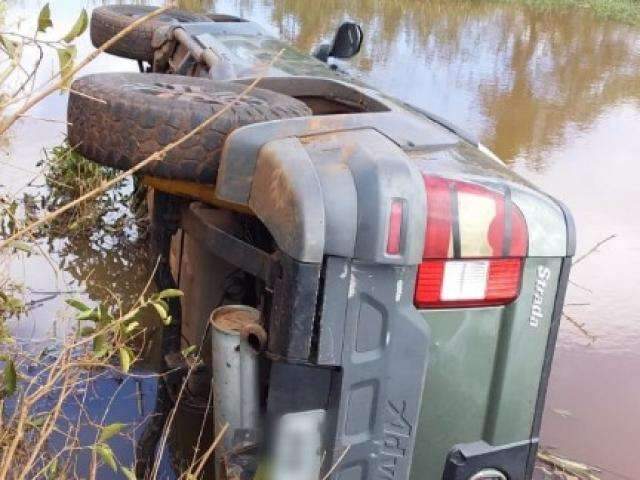 Bandido abandona picape furtada ap&oacute;s ve&iacute;culo tombar em lagoa 