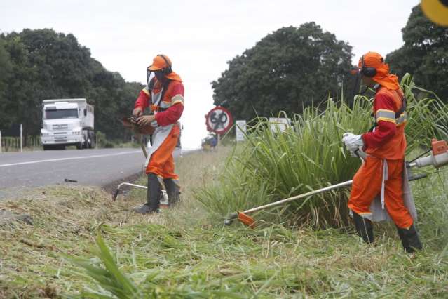 CCR inicia obras na BR-163 com limpeza e retirada de mato &agrave;s margens