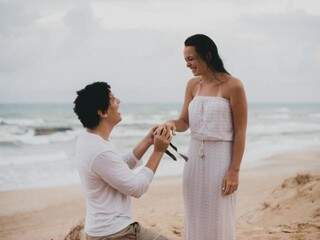 Sem esperar nada além das férias, Beatriz respondeu &quot;sim&quot; em plena sessão de fotos numa praia deserta. (Foto: Blanco Rios Foto)