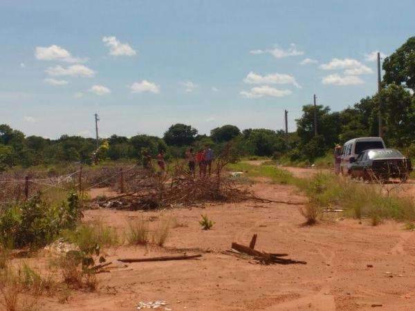 Fugindo do aluguel, invasores loteiam &aacute;rea junto a condom&iacute;nio abandonado