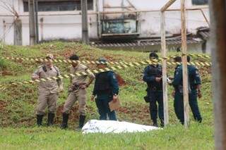 Policial militar foi encontrado morto por volta das 10h desta sexta-feira (Foto: Henrique Kawaminami) 