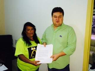 Presidente da Comissão Processante, Márcio Scarlassara recebe abaixo-assinado de líder comunitária pedindo cassação de vereadores (Foto: Divulgação)