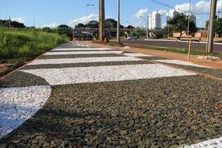 Pedras portuguesas começaram a ser instaladas esta semana na 2ª etapa da Orla Morena (Foto: Marcos Ermínio)