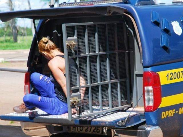 M&atilde;e que viajava com a filha adolescente &eacute; presa com 20 kg de maconha 