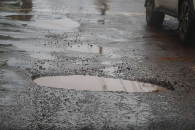 Chuva piora buraqueira e cidade de MS parece campo de batalha