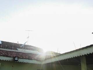 Sol nascendo em Campo Grande, mas há previsão de chuva para a cidade no período da tarde (Foto: Paulo Francis) 