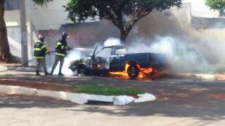 Bombeiros tentaram controlar o fogo que destruiu veículo (Foto: Fernando Quadros)