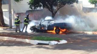 Ve&iacute;culo &eacute; totalmente destru&iacute;do pelo fogo em rua do Santo Amaro