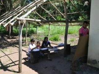 Indígenas têm aulas em sala de posto e tenda precária em aldeia (Foto: divulgação / MPE)