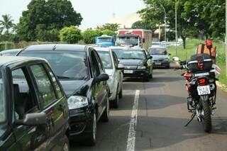 Um congestionamento se formou no local. (Foto: Marcos Ermínio)