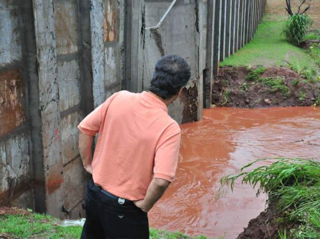  "Vamos reconstruir", diz prefeito, ap&oacute;s percorrer cidade em meio &agrave; chuva