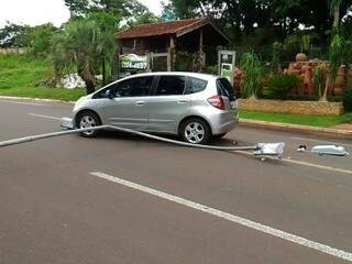 Poste caiu e veículo ficou travado na Via Parque (Foto: Kleber Clajus)