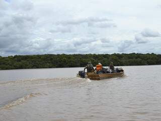 Policiais ambientais durante trabalho no rio Pardo (Foto: Viviane Oliveira)