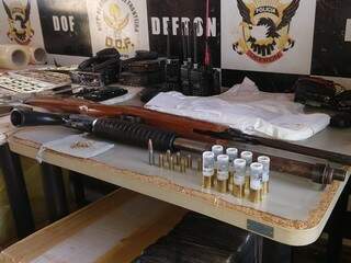 Armas encontradas são de três calibres: 12, 5.56 e 380 (Foto: Divulgação)