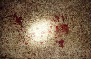 Manchas de sangue foram conferidas pela polícia na calçada onde o crime aconteceu. (Crédito: Nova Notícias).
