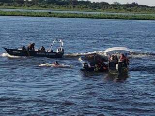 Movimentação e socorro as quatro pessoas que estavam no barco que afundou (Foto: Divulgação)