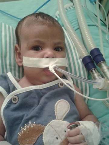 Fam&iacute;lia pede ajuda para salvar beb&ecirc; que precisa de respirador de R$ 50 mil 
