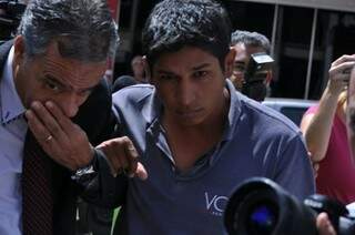 Bruno no dia em que foi levado pelo advogado à delegacia (Foto: Marcelo Calazans)