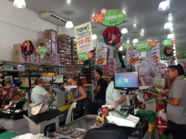 Popula&ccedil;&atilde;o sai &agrave;s compras e cresce movimento de clientes no Centro 