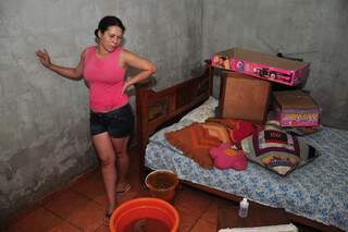 A balconista Tatiane Santos Adão, de 27 anos, em quarto que foi inundado.