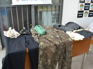 Roupas e até corda usada por estrupador foram apreendidas pela Polícia Civil. 
