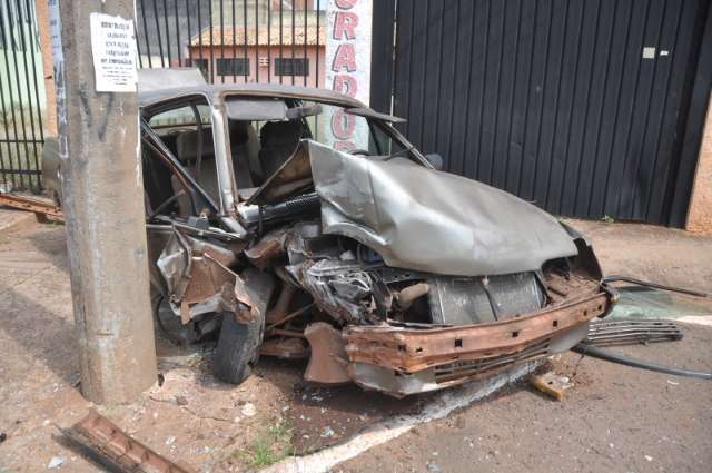 Jovem furta carro de colega, bate em poste e para na Santa Casa