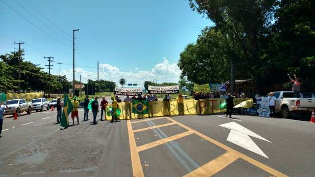 Protesto contra o governo Dilma bloqueia ponte na divisa com SP
