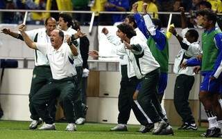 Felipão comemora gol brasileiro durante campanha da Copa do Mundo de 2002 (Foto: Agência Getty Images)