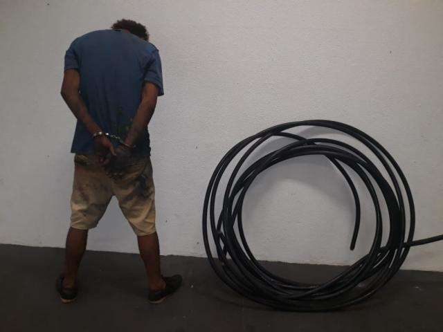Homem &eacute; preso enquanto arrastava fios de telefonia no Centro 