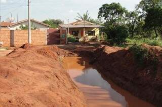 Água parada preocupa moradores da região por conta de epidemia em Campo Grande (Foto: Repórter News)